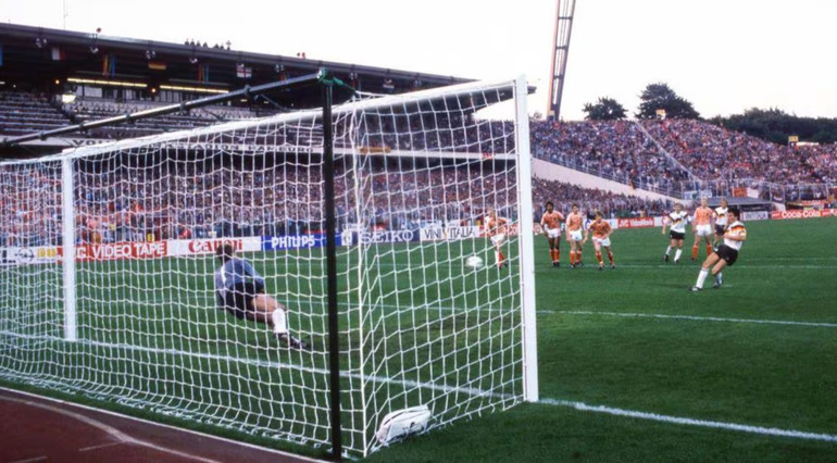 Lothar Matthäus ghi bàn mở tỷ số cho Tây Đức từ chấm 11 m. (Ảnh: Getty Images) Lothar Matthäus ghi bàn mở tỷ số cho Tây Đức từ chấm 11 m. (Ảnh: Getty Images)