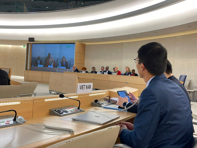 Đại diện đoàn Việt Nam tham dự phiên họp về bảo vệ và thúc đẩy quyền con người theo cơ chế Rà soát định kỳ phổ quát (UPR) chu kỳ IV của Hội đồng Nhân quyền Liên hợp quốc, Geneva, Thụy Sĩ, ngày 6/5/2024. (Ảnh: TIẾN DŨNG)