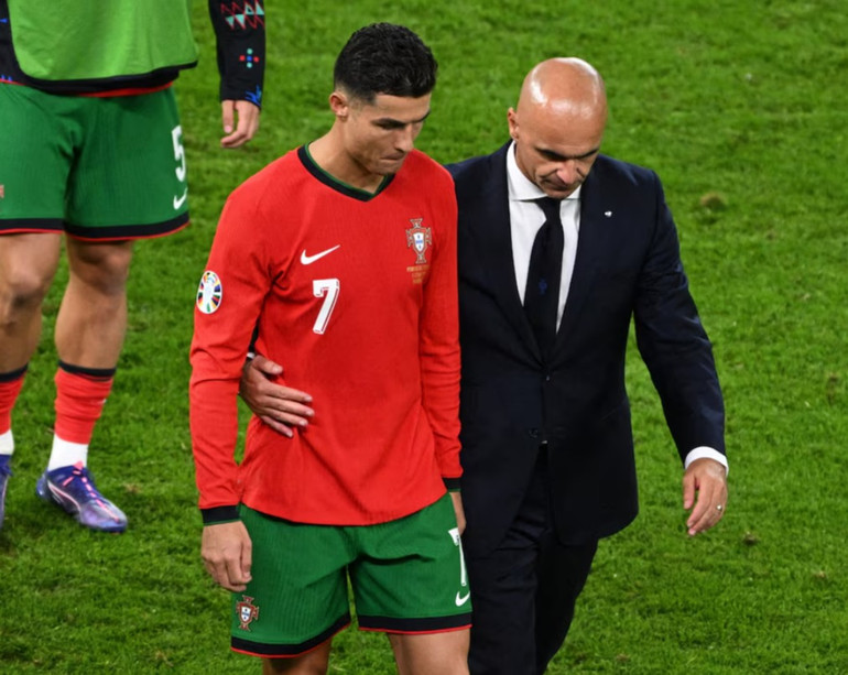 Huấn luyện viên Roberto Martinez an ủi Ronaldo sau khi Bồ Đào Nha thất bại trên chấm luân lưu trước Pháp ở tứ kết. (Ảnh: Reuters) Huấn luyện viên Roberto Martinez an ủi Ronaldo sau khi Bồ Đào Nha thất bại trên chấm luân lưu trước Pháp ở tứ kết. (Ảnh: Reuters)