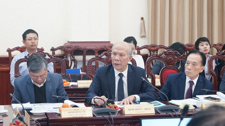 PGS, TS Đinh Trọng Thịnh (giữa) phát biểu tại tọa đàm. (Ảnh: TRUNG HƯNG)