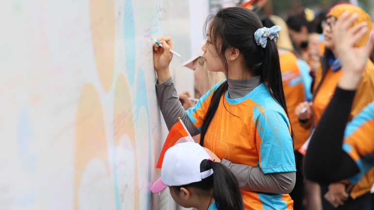 Chung tay chia sẻ thông điệp đến cộng đồng về cam kết chấm dứt bạo lực đối với phụ nữ và trẻ em gái.