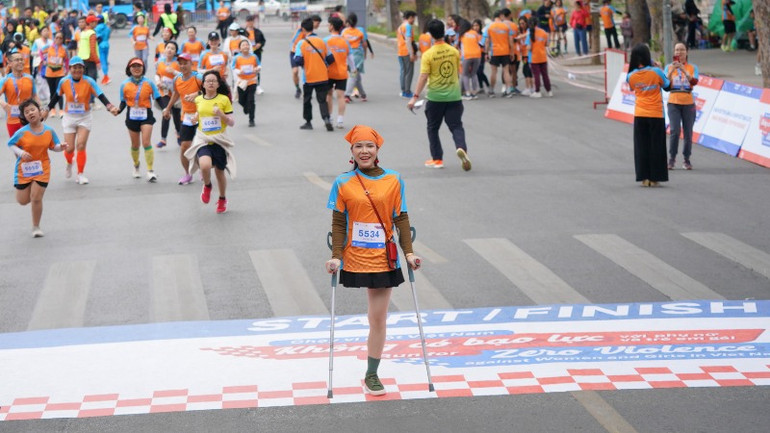 Chị Bế Thị Băng trên vạch đích sau khi hoàn thành cự ly đăng ký.