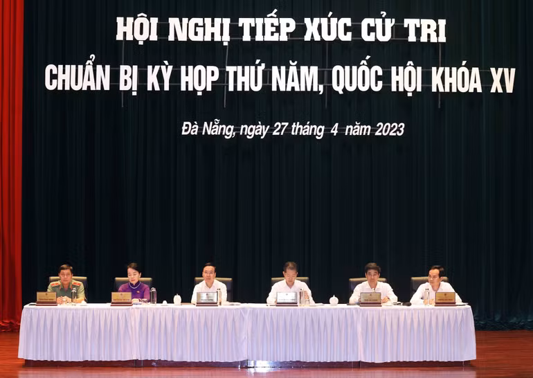 Chủ tịch nước Võ Văn Thưởng cùng các đại biểu Quốc hội tại buổi tiếp xúc cử tri Đà Nẵng. (Ảnh: TTXVN)