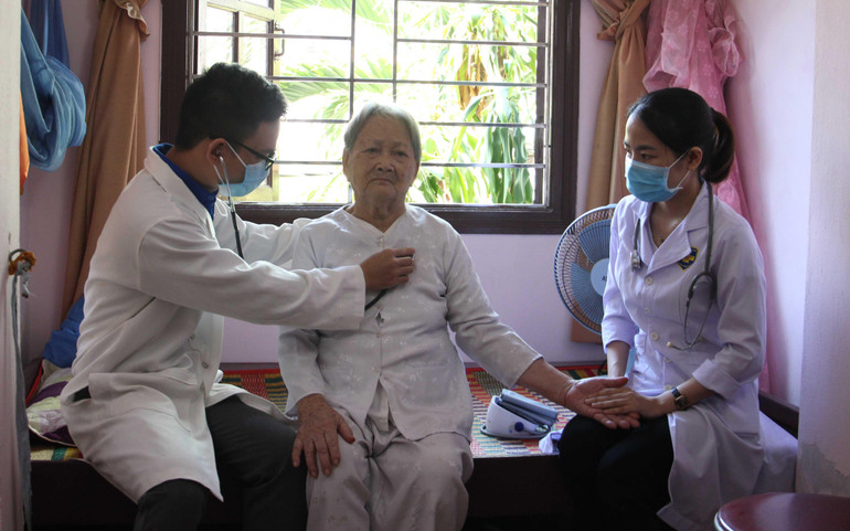 Khám sức khoẻ cho Mẹ Phong.