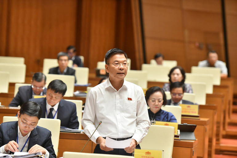 Bộ trưởng Tư pháp Lê Thành Long trả lời chất vấn của các đại biểu Quốc hội. (Ảnh: ĐĂNG KHOA) Bộ trưởng Tư pháp Lê Thành Long trả lời chất vấn của các đại biểu Quốc hội. (Ảnh: ĐĂNG KHOA)