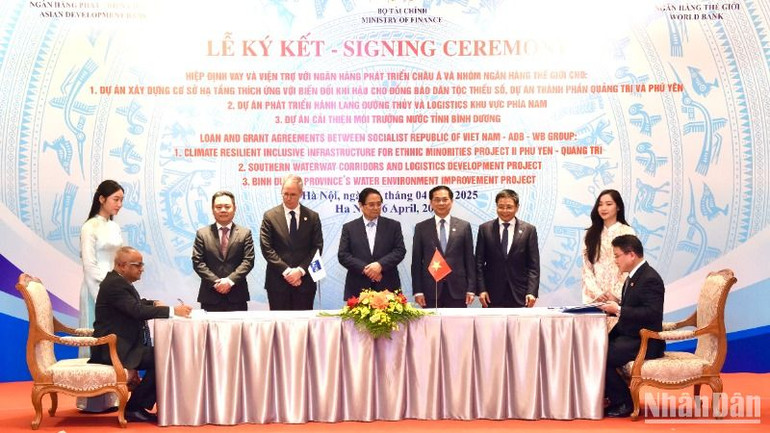 Thủ tướng Phạm Minh Chính chứng kiến lễ ký kết hiệp định vay và viện trợ giữa Việt Nam với Ngân hàng Phát triển châu Á (ADB) cho dự án phát triển cơ sở hạ tầng đồng bào dân tộc thiểu số ứng phó biến đổi khí hậu tại tỉnh Phú Yên và Quảng Trị. (Ảnh: TRẦN HẢI)