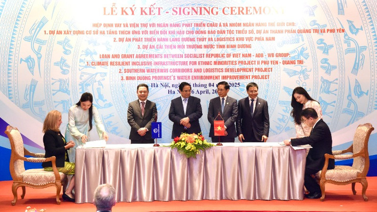 Lễ ký kết hiệp định giữa Việt Nam và Ngân hàng Thế giới. (Ảnh: TRẦN HẢI)