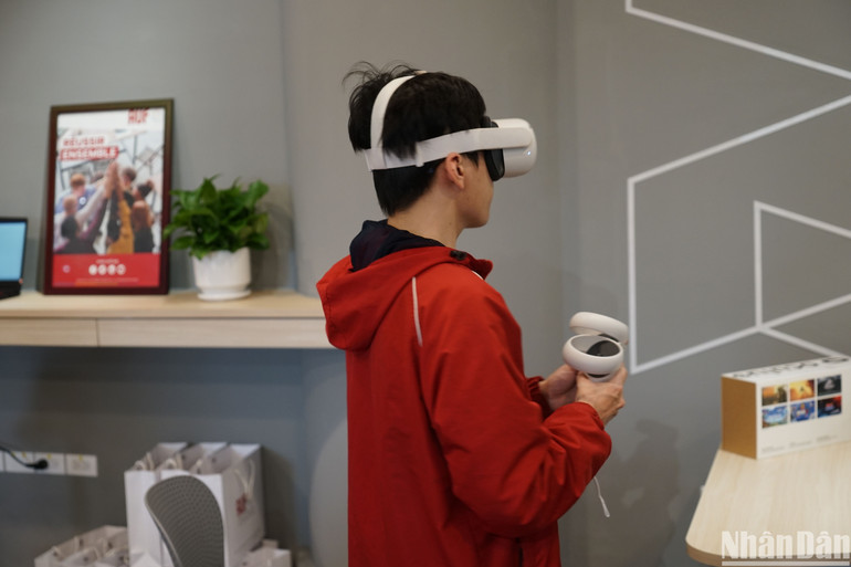 Trung tâm CNF được đặt tại thư viện của Đại học Bách khoa Hà Nội. Sinh viên đến đây sẽ được trải nghiệm nhiều công nghệ mới phục vụ học tập, nghiên cứu. (Ảnh: TRUNG HƯNG)