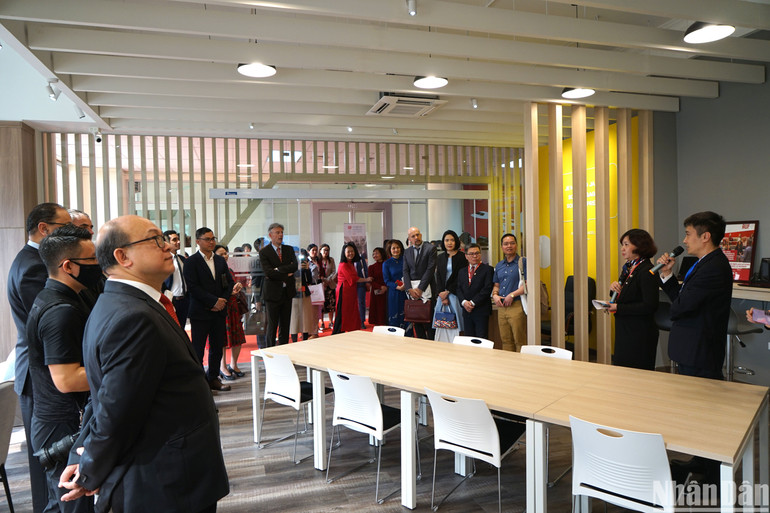 Không gian CNF đặt tại thư viện của Đại học Bách khoa Hà Nội với nhiều trang thiết bị, công nghệ hiện đại. (Ảnh: TRUNG HƯNG)