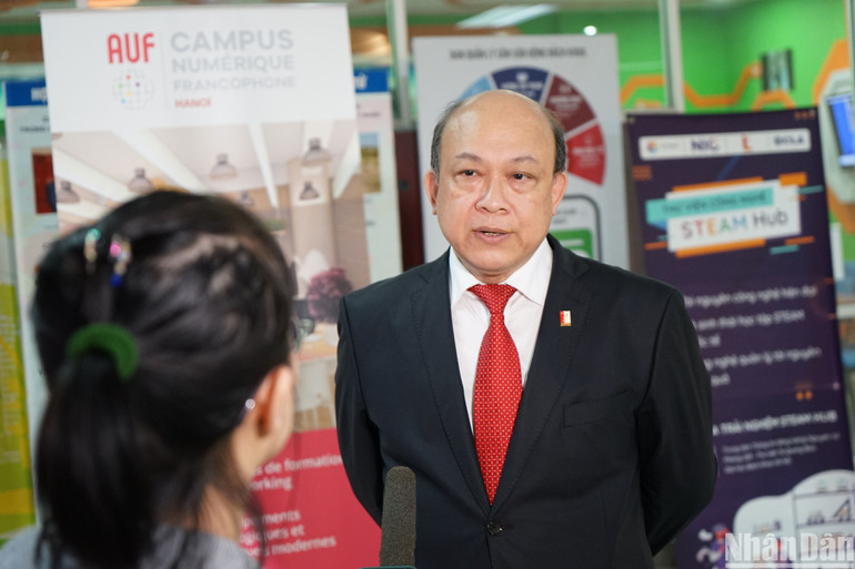 Phó Giáo sư-Tiến sĩ Huỳnh Quyết Thắng, Hiệu trưởng Đại học Bách khoa trao đổi với báo chí tại lễ khánh thành Trung tâm CNF. (Ảnh: TRUNG HƯNG)