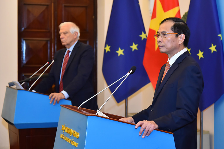 Bộ trưởng Ngoại giao Bùi Thanh Sơn và Phó Chủ tịch EC, Đại diện cấp cao EU về chính sách đối ngoại và an ninh Josep Borrell Fontelles gặp gỡ báo chí sau hội đàm. (Ảnh: THỦY NGUYÊN)