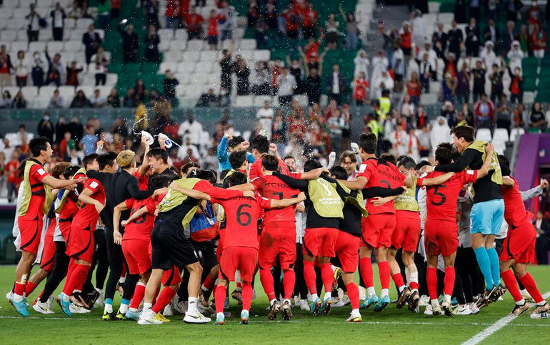 Giây phút chờ đợi nghẹt thở như vỡ òa khi Hàn Quốc vượt qua Uruguay nhờ chỉ số phụ để vào vòng loại trực tiếp. (Ảnh: Reuters)