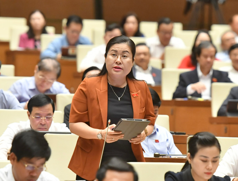 Đại biểu Nguyễn Thị Minh Trang (Vĩnh Long) chất vấn Bộ trưởng Nguyễn Văn Thắng. (Ảnh: ĐĂNG KHOA)