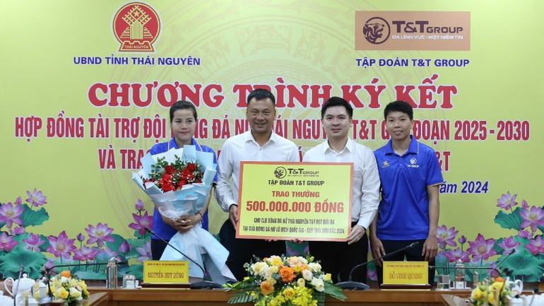Phó Chủ tịch Tập đoàn T&T Group Đỗ Vinh Quang (thứ 2 từ phải sang) trong một sự kiện tài trợ cho CLB Thái Nguyên T&T.