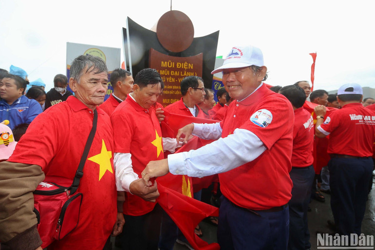 Đồng chí Trương Hòa Bình trao cờ Tổ quốc cho ngư dân tỉnh Phú Yên.