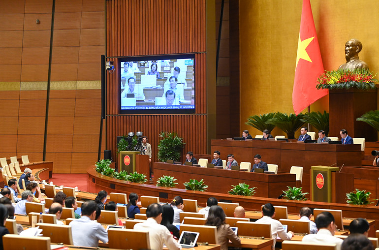 Quang cảnh phiên họp của Quốc hội, chiều 1/11. (Ảnh: DUY LINH)