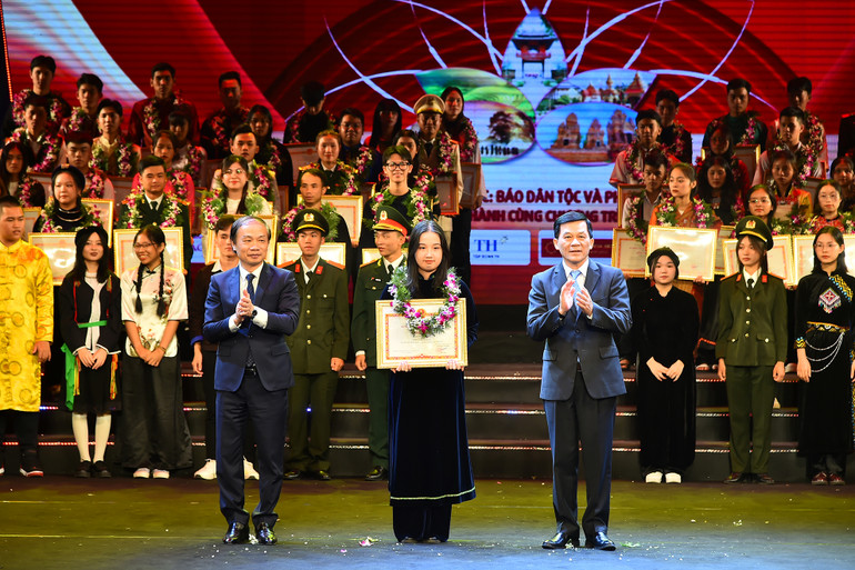 Phó Trưởng Ban Thường trực Ban Dân vận Trung ương Phạm Tất Thắng và Thứ trưởng, Phó Chủ nhiệm Ủy ban Dân tộc Nông Quốc Tuấn trao bằng khen tặng các học sinh, sinh viên, thanh niên dân tộc thiểu số xuất sắc, tiêu biểu.