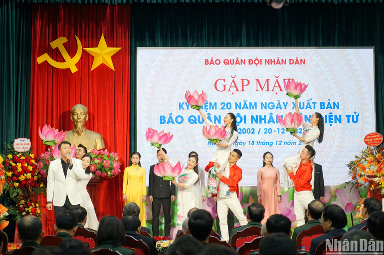 Tiết mục văn nghệ tại lễ kỷ niệm. (Ảnh: TRUNG HƯNG)