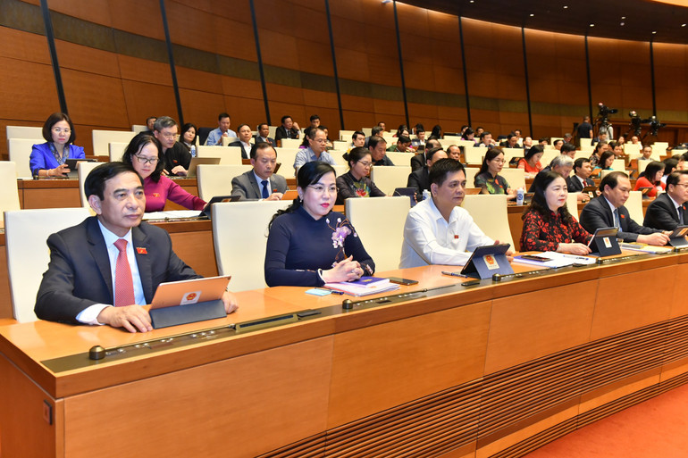 Quốc hội nghe trình bày các tờ trình, báo cáo về điều chỉnh chủ trương đầu tư Chương trình mục tiêu quốc gia phát triển kinh tế-xã hội vùng đồng bào dân tộc thiểu số và miền núi giai đoạn 2021-2030. (Ảnh: ĐĂNG KHOA)