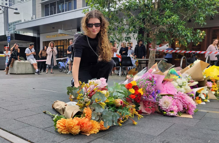 Người dân đặt hoa tưởng niệm các nạn nhân trong vụ tấn công bằng dao ở Sydney, Australia, ngày 14/4/2024. (Ảnh: Reuters)