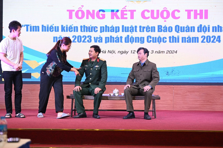 Tiểu phẩm tuyên truyền phổ biến pháp luật tại buổi lễ. (Ảnh: TRUNG HƯNG)