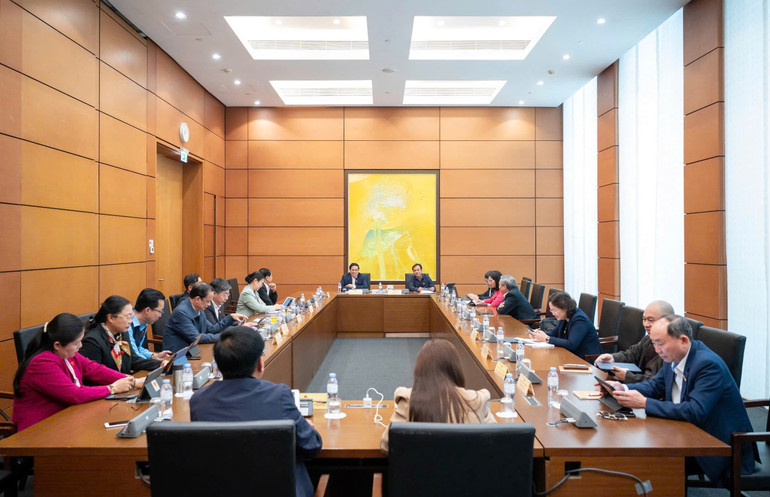 Thủ tướng Phạm Minh Chính và các đại biểu Quốc hội thảo luận tại tổ. (Ảnh: DUY LINH)