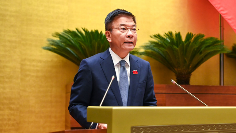 Bộ trưởng Tư pháp Lê Thành Long, thừa ủy quyền của Thủ tướng Chính phủ trình bày Báo cáo về công tác thi hành án năm 2023. (Ảnh: DUY LINH)