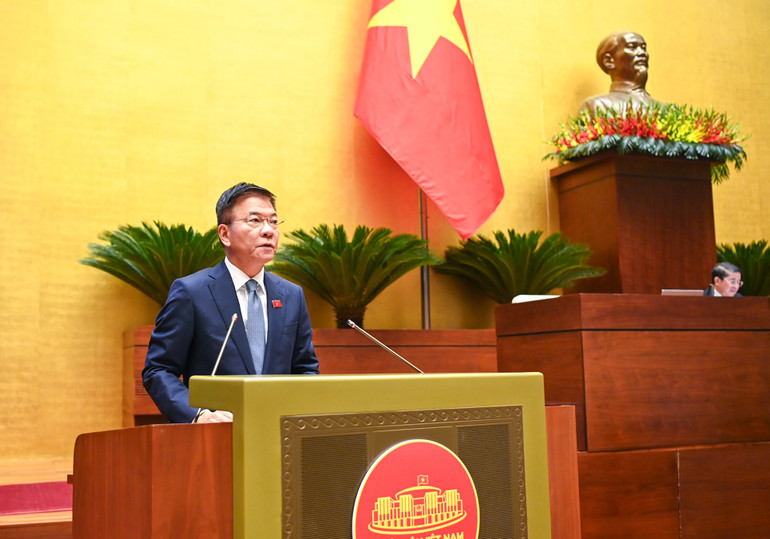 Bộ trưởng Tư pháp Lê Thành Long, thừa ủy quyền của Thủ tướng Chính phủ trình bày Báo cáo về công tác thi hành án năm 2023. (Ảnh: DUY LINH)