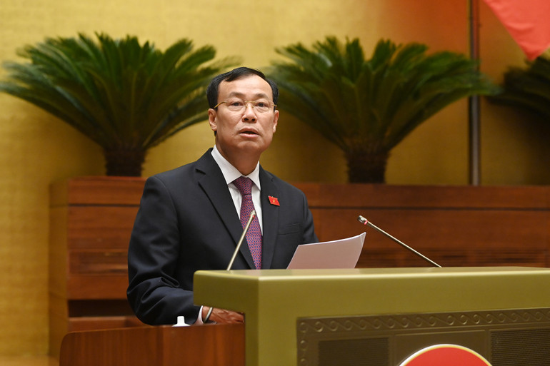 Ủy viên Ủy ban Thường vụ Quốc hội, Chủ nhiệm Ủy ban Quốc phòng và An ninh của Quốc hội Lê Tấn Tới trình bày báo cáo giải trình, tiếp thu, chỉnh lý dự thảo Luật Quản lý, bảo vệ công trình quốc phòng và khu quân sự. (Ảnh: THỦY NGUYÊN) Ủy viên Ủy ban Thường vụ Quốc hội, Chủ nhiệm Ủy ban Quốc phòng và An ninh của Quốc hội Lê Tấn Tới trình bày báo cáo giải trình, tiếp thu, chỉnh lý dự thảo Luật Quản lý, bảo vệ công trình quốc phòng và khu quân sự. (Ảnh: THỦY NGUYÊN)