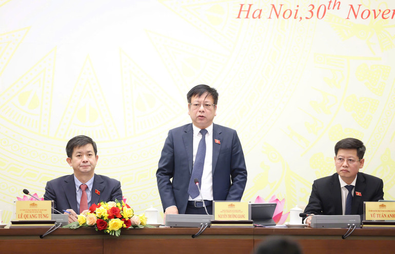 Phó Tổng Thư ký Quốc hội, Phó Chủ nhiệm Ủy ban Pháp luật của Quốc hội Nguyễn Trường Giang phát biểu tại họp báo. (Ảnh: DUY LINH)