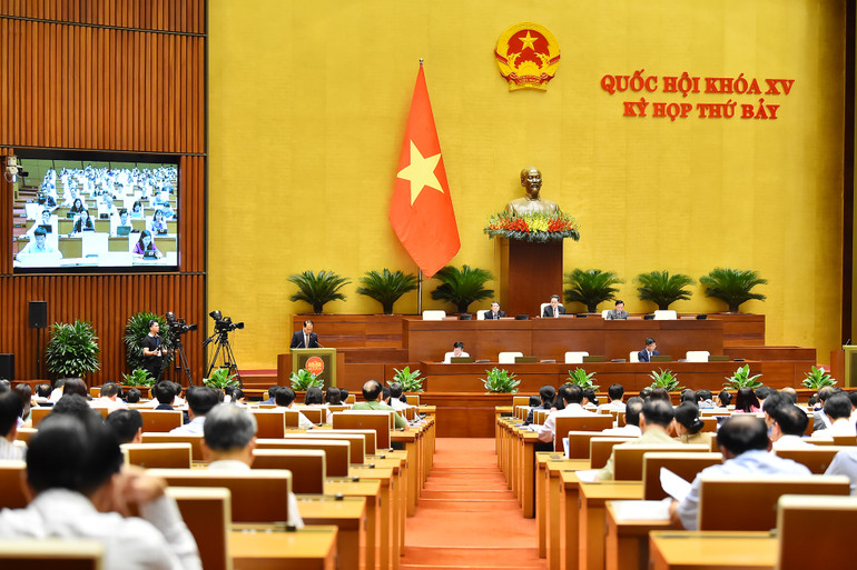Chủ nhiệm Ủy ban Pháp luật của Quốc hội Hoàng Thanh Tùng trình bày Báo cáo giải trình, tiếp thu, chỉnh lý dự thảo Luật Thủ đô (sửa đổi) tại phiên họp chiều 28/5. (Ảnh: THỦY NGUYÊN)