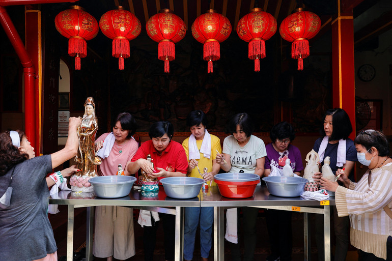 Lau chùi tượng và đồ cúng đón Tết Nguyên đán tại đền Dhanagun ở Bogor, tỉnh Tây Java, Indonesia. (Ảnh: Reuters)