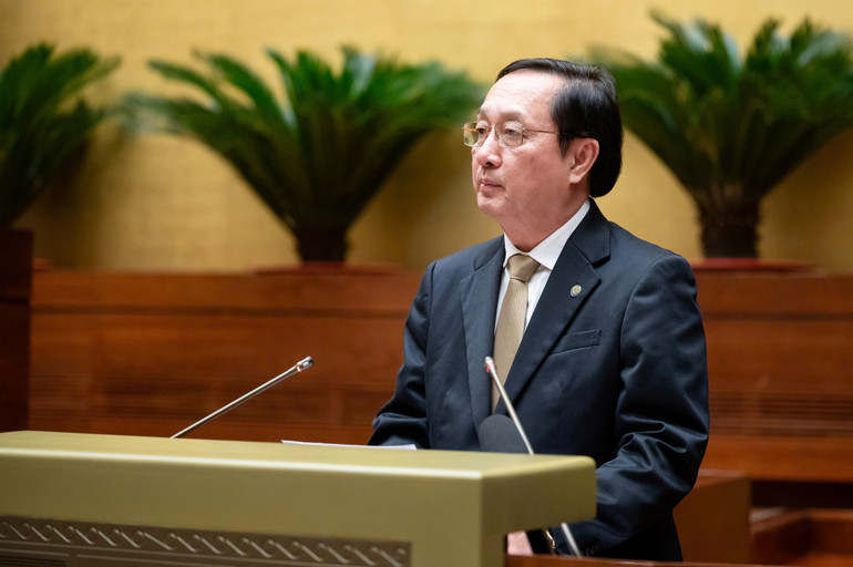 Bộ trưởng Khoa học và Công nghệ Huỳnh Thành Đạt trình bày Tờ trình dự thảo Luật sửa đổi, bổ sung một số điều của Luật Tiêu chuẩn và quy chuẩn kỹ thuật. (Ảnh: ĐĂNG KHOA)