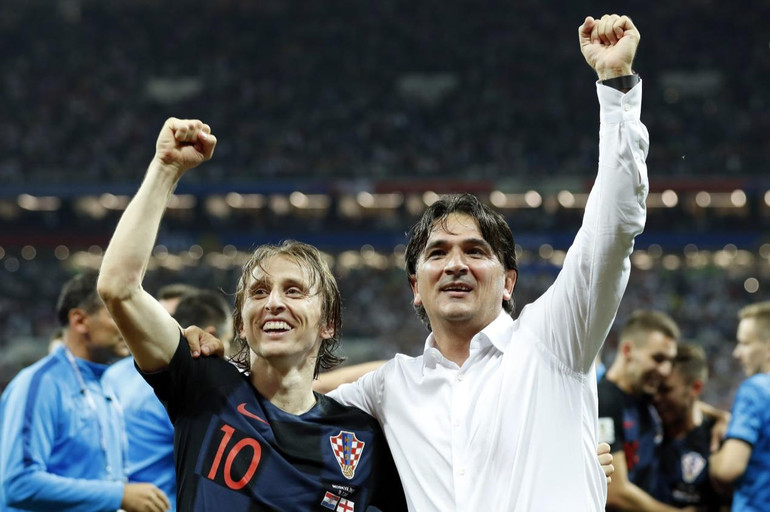 Modric và huấn luyện viên Zlatko Dalic ăn mừng tấm vé vào chung kết World Cup 2018 sau khi Croatia vượt qua Anh ở bán kết. (Ảnh: FIFA)