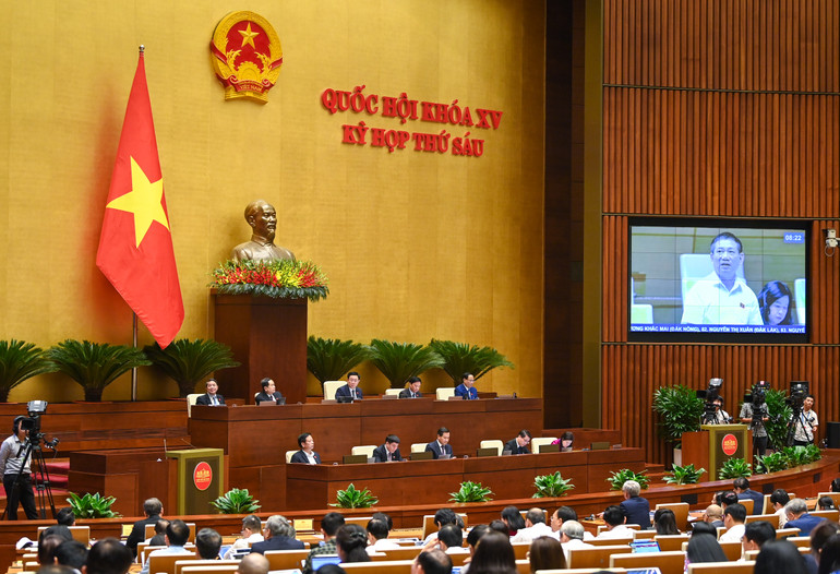 Quang cảnh phiên chất vấn và trả lời chất vấn của Quốc hội, sáng 6/11. (Ảnh: DUY LINH)