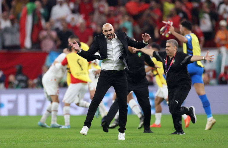 Huấn luyện viên tuyển Maroc Walid Regragui ăn mừng sau chiến thắng 2-1 trước Canada, giúp Maroc giành quyền vào vòng loại trực tiếp World Cup 2022. (Ảnh: Reuters)