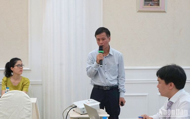 TS Nguyễn Đức Độ, Phó Viện trưởng Viện Kinh tế-Tài chính trình bày tham luận tại hội thảo. (Ảnh: TRUNG HƯNG)