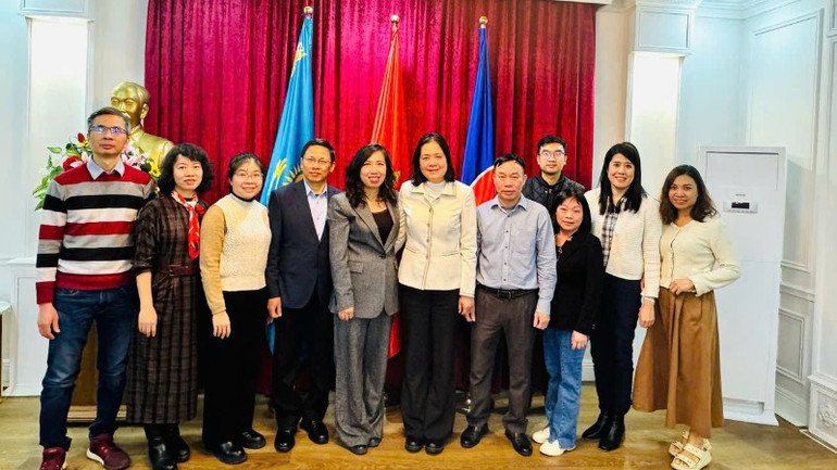 Thứ trưởng Lê Thị Thu Hằng làm việc với Đại sứ quán Việt Nam tại Kazakhstan.