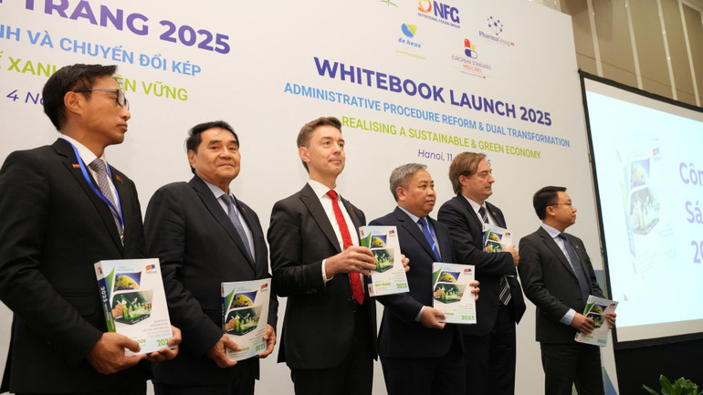 Các đại biểu cùng ấn phẩm Sách trắng EuroCham 2025. (Ảnh: TRUNG HƯNG)