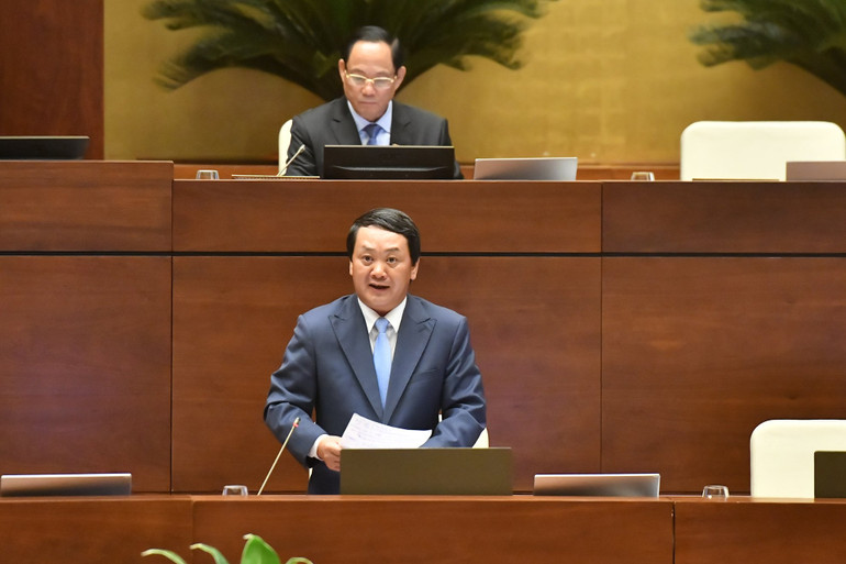 Bộ trưởng, Chủ nhiệm Ủy ban Dân tộc Hầu A Lềnh phát biểu giải trình, làm rõ một số vấn đề đại biểu Quốc hội nêu. (Ảnh: ĐĂNG KHOA)