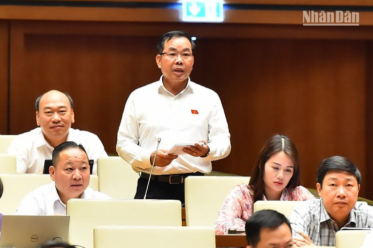 Đại biểu Nguyễn Quang Huân (Bình Dương) chất vấn Bộ trưởng Nguyễn Văn Thắng. (Ảnh: THỦY NGUYÊN)