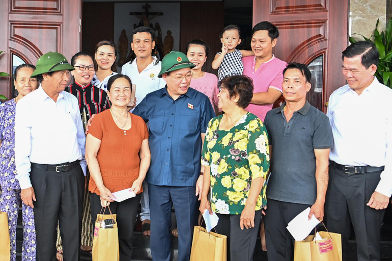 Chủ tịch Quốc hội Vương Đình Huệ thăm hỏi, tặng quà người dân tại khu tái định cư Lộc An-Bình Sơn, huyện Long Thành. (Ảnh: DUY LINH)