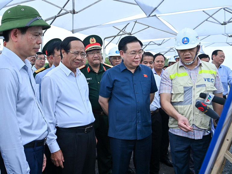 Chủ tịch Quốc hội Vương Đình Huệ và đoàn công tác kiểm tra kế hoạch triển khai dự án đường cao tốc Bến Lức-Long Thành. (Ảnh: DUY LINH)