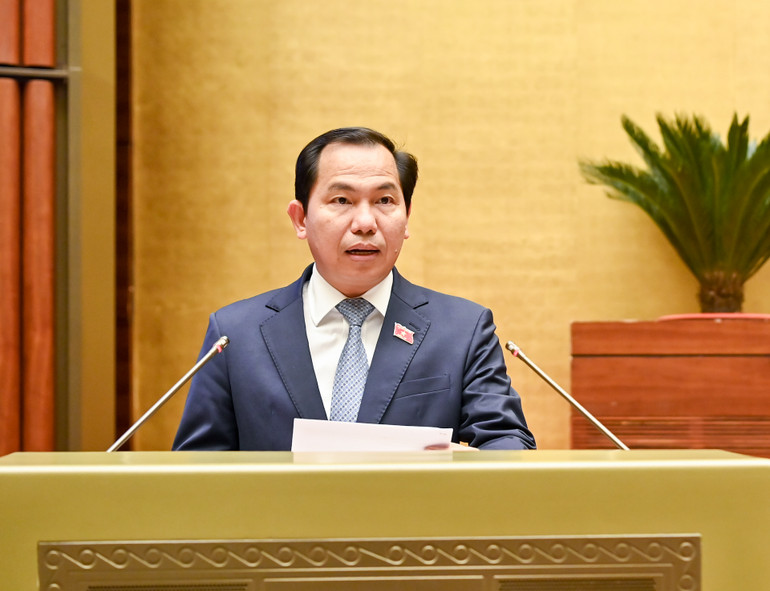 Ủy viên Ủy ban Thường vụ Quốc hội Lê Quang Mạnh trình bày báo cáo thẩm tra. (Ảnh: DUY LINH)