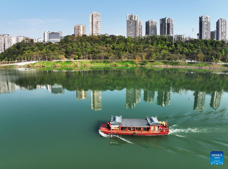 Nhiều du khách lựa chọn du ngoạn trên hồ Long Nữ, huyện Vũ Thành, tỉnh Tứ Xuyên, ngày 6/4.