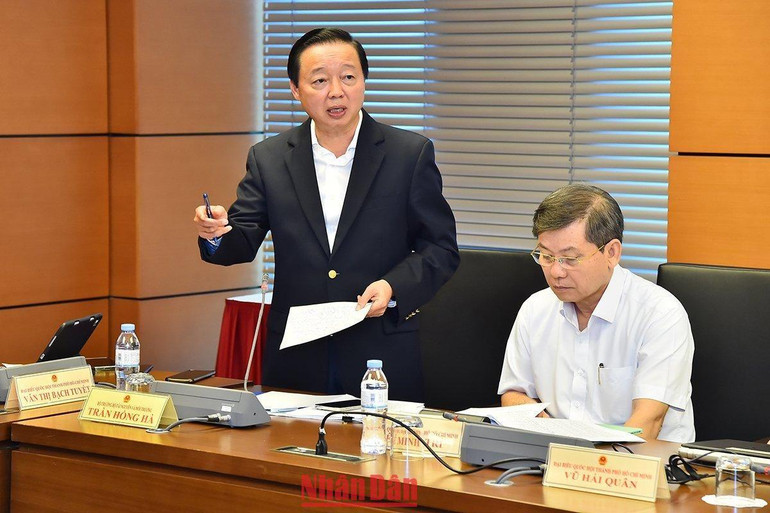 Bộ trưởng Tài nguyên và Môi trường Trần Hồng Hà phát biểu tại thảo luận Tổ sáng 3/11. (Ảnh: THỦY NGUYÊN)