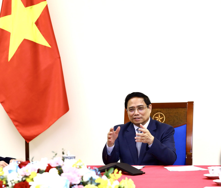 Thủ tướng Phạm Minh Chính điện đàm với Thủ tướng Trung Quốc Lý Cường. (Ảnh: TTXVN)