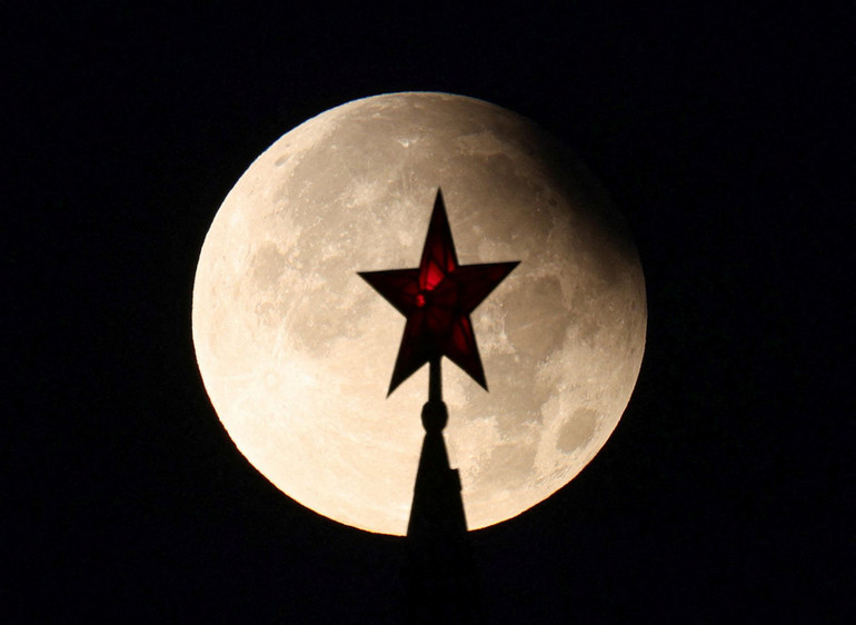 Tháp Điện Kremlin nổi bật với nền siêu trăng kết hợp cùng nguyệt thực một phần, Moskva, Nga, ngày 18/9/2024. (Ảnh: Reuters) Tháp Điện Kremlin nổi bật với nền siêu trăng kết hợp cùng nguyệt thực một phần, Moskva, Nga, ngày 18/9/2024. (Ảnh: Reuters)