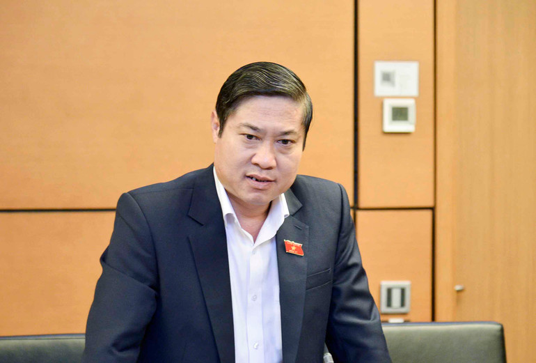 Đại biểu Quốc hội Phan Thái Bình - Đoàn đại biểu Quốc hội tỉnh Quảng Nam phát biểu. Đại biểu Quốc hội Phan Thái Bình - Đoàn đại biểu Quốc hội tỉnh Quảng Nam phát biểu.