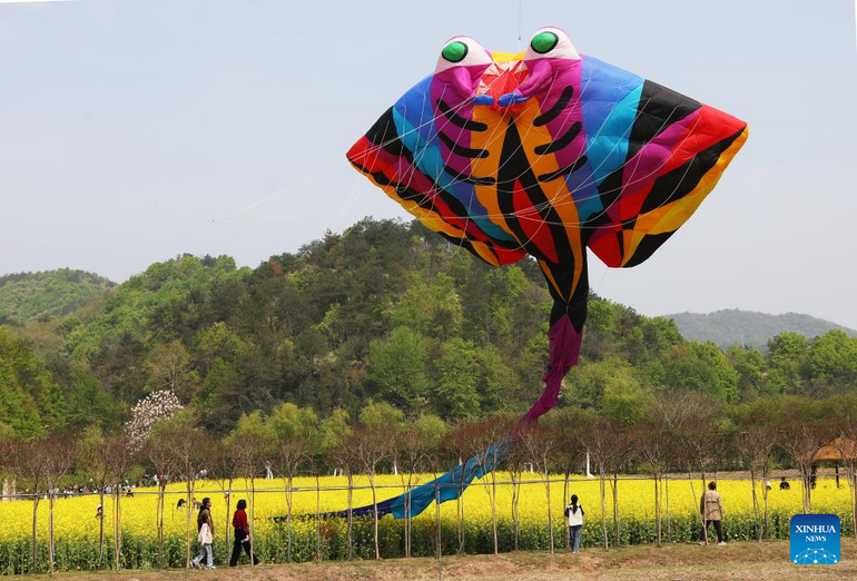 Người dân tham gia hoạt động thả diều tại khu danh thắng Mã Phàn, thành phố Dĩ Vũ, Chiết Giang, ngày 5/4.